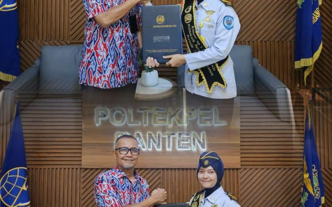Direktur Poltekpel Banten Serahkan Piagam Penghargaan kepada Duta SDGs Politeknik Pelayaran Banten Periode 2025–2026